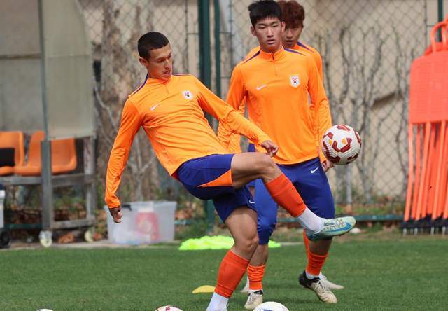 乐鱼网站-依木兰+陈泽仕双线报名，彭啸只踢中超 泰山又1老将离队 转投中冠